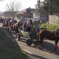 Per Tris karalius Rumunijos kaimo gyventojai šventino arklius ir traukė kryžių iš vandens