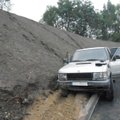 Įspūdingos gaudynės Vilniuje: visureigio vairuotojas bandė užvažiuoti į stačią kalvą