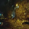 Dėl nukritusios raketos nuolaužos Kijeve užsiliepsnojo daugiabutis, pranešama apie sužeistus žmones