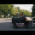 Įspūdingas reginys: vaizdo klipas su Vilniaus gatvėmis skriejančia formule