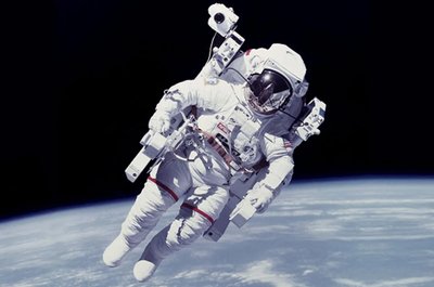 Astronautų kauluose dėl nesvarumo būklės prasideda osteoporozė.