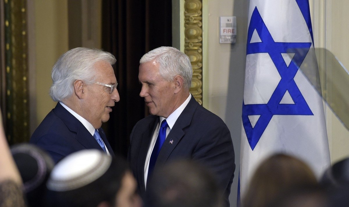 JAV ambasadorius Izraelyje Davidas Friedmanas ir Rexas Tillersonas