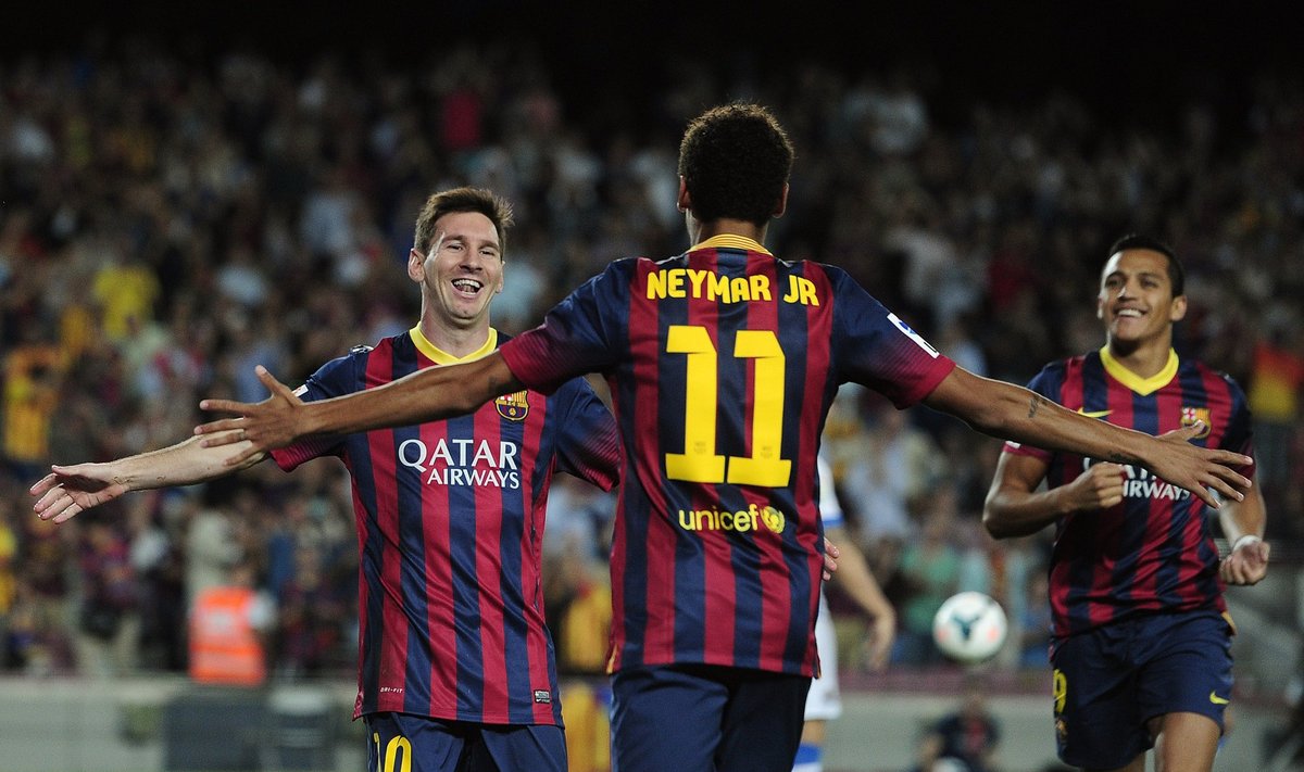 Lionelis  Messi ir Neymaras džiaugiasi įvarčiais 