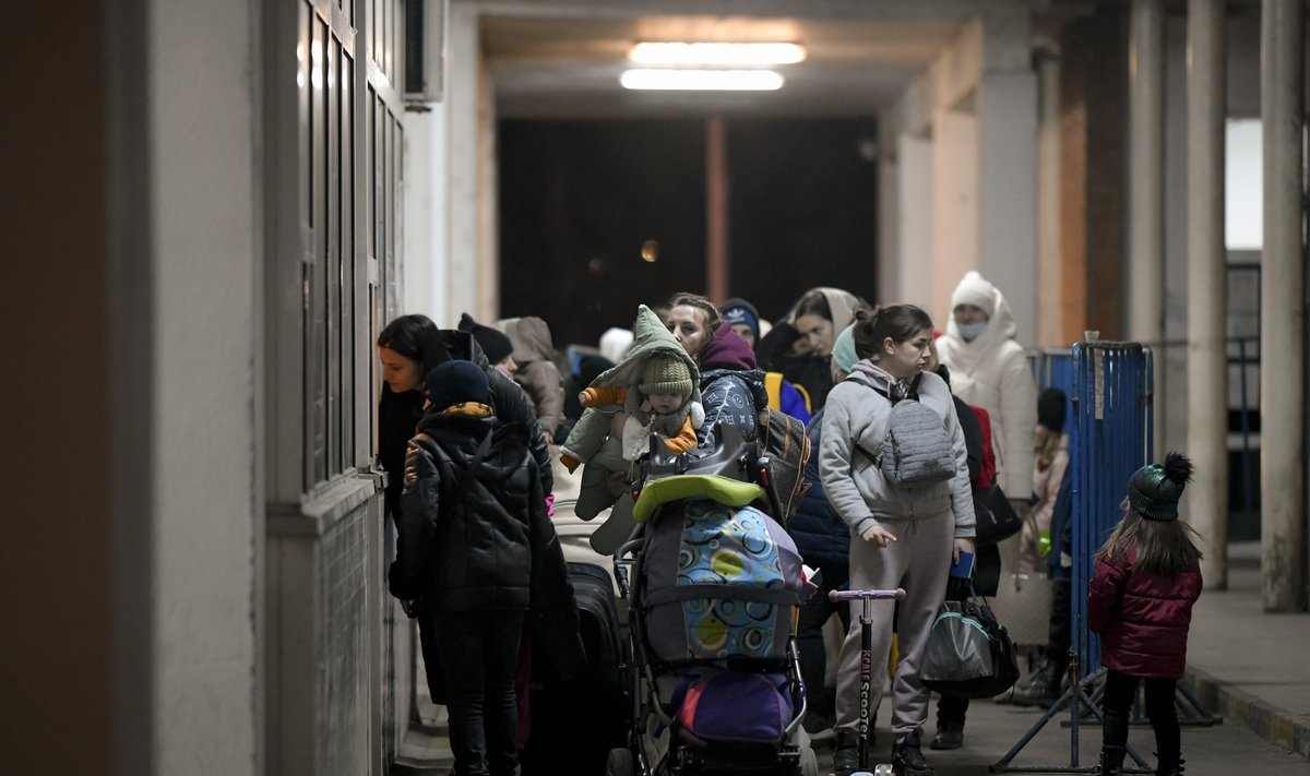 Nuo karo bėgantys ukrainiečiai su vaikais