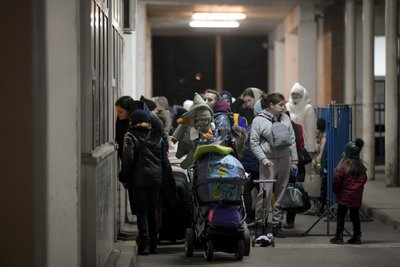 Nuo karo bėgantys ukrainiečiai su vaikais