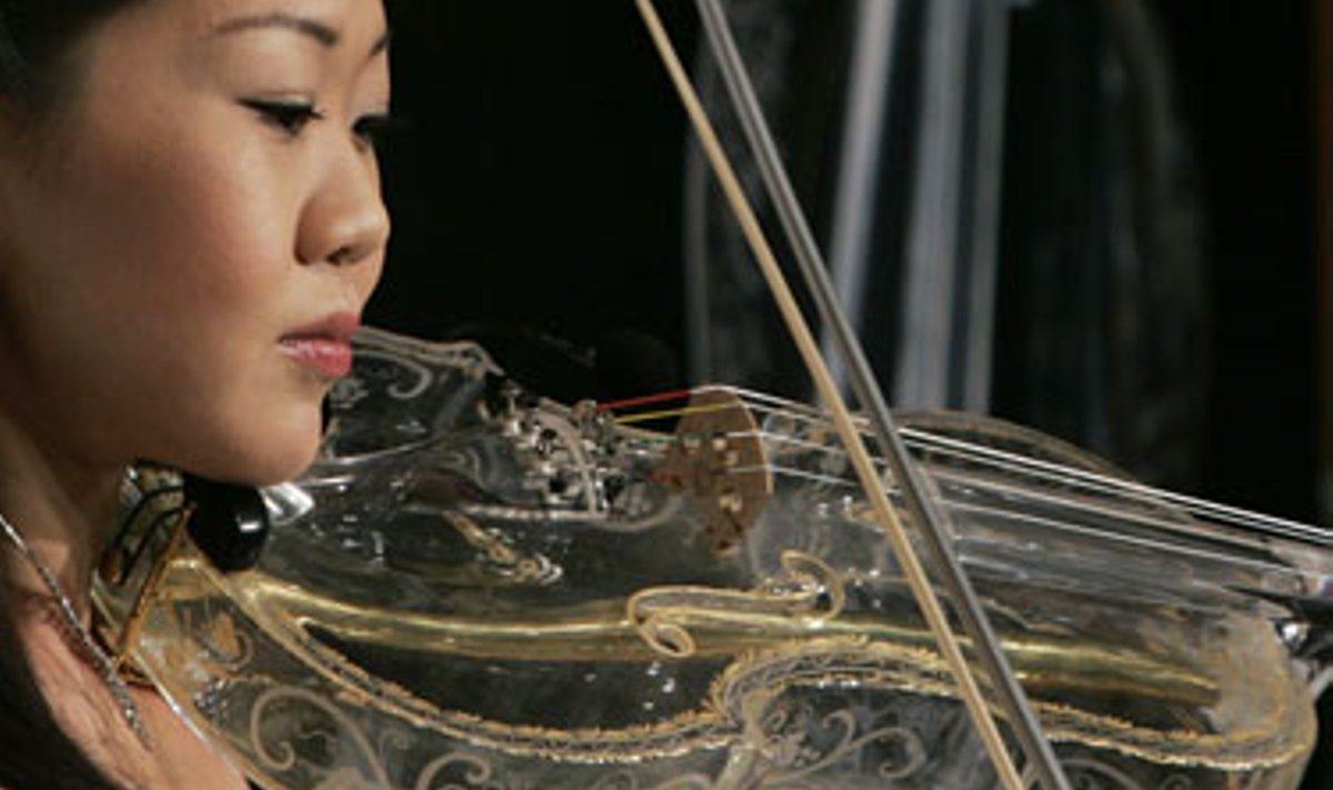 Stiklinis smuikas, kurį pusę metų gamino 14 darbininkų, kainuoja 50 tūkst. dolerių.