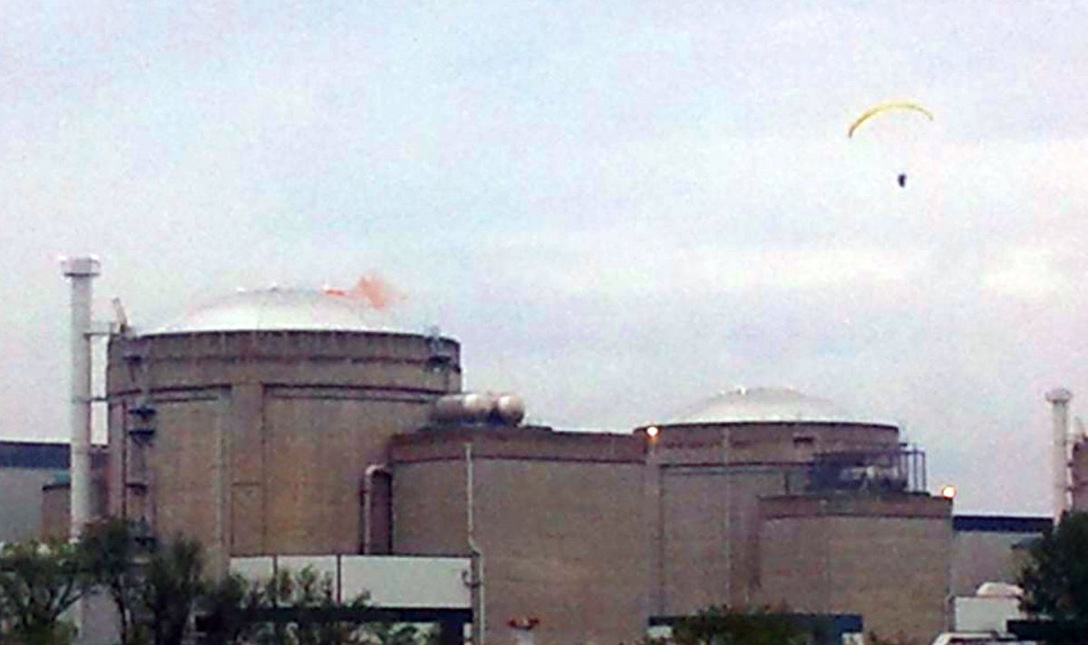 "Greenpeace" aktyvistas įskrido į atominės elektrinės teritoriją