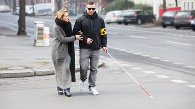 Siūlo išbandyti neįprastas ekskursijas – su tamsiais akiniais ir neregio lazdele: ne tik kitaip pažinsite miestą, bet ir neregio pasaulį