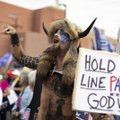 Į JAV Kapitolijų įsiveržęs „šamanas“ norėtų liudyti apkaltoje prieš Trumpą