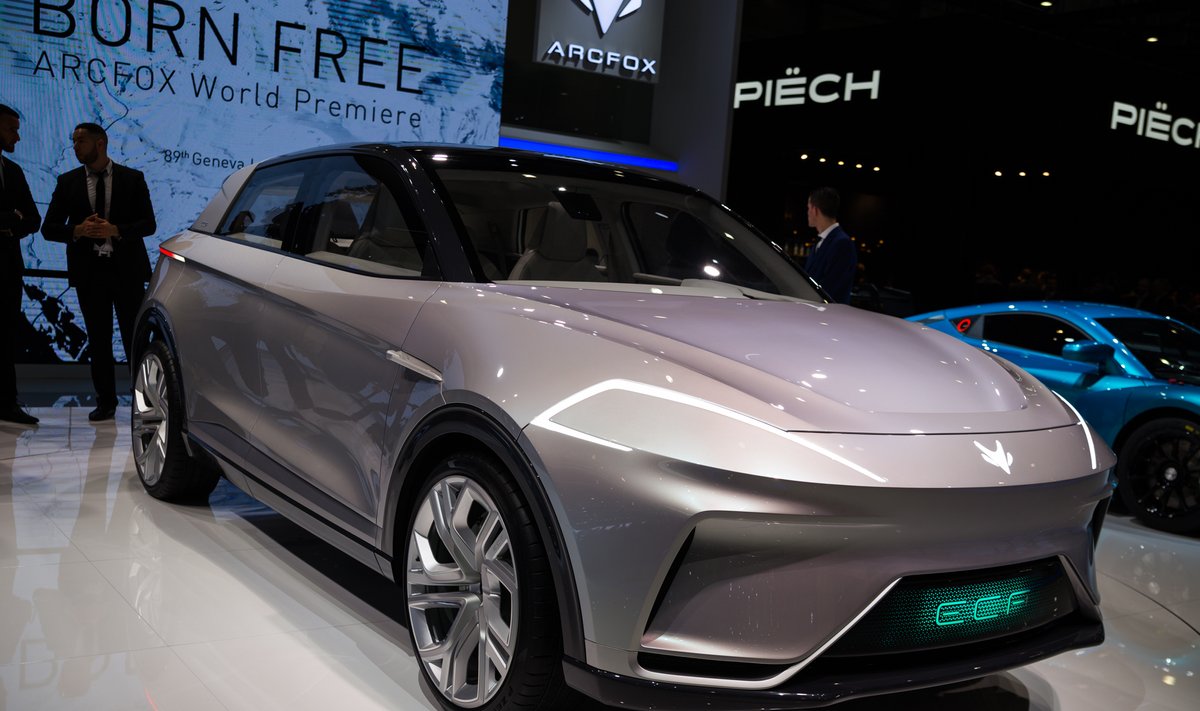 Kinai "Arcfox" Europą bando sužavėti elektriniu visureigiu ir superautomobiliu