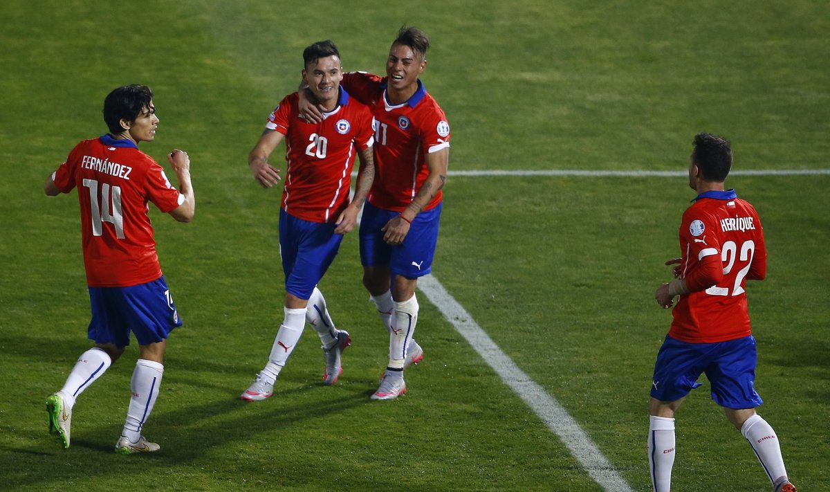 Čilės rinktinės futbolininkai džiaugiasi įvarčiu