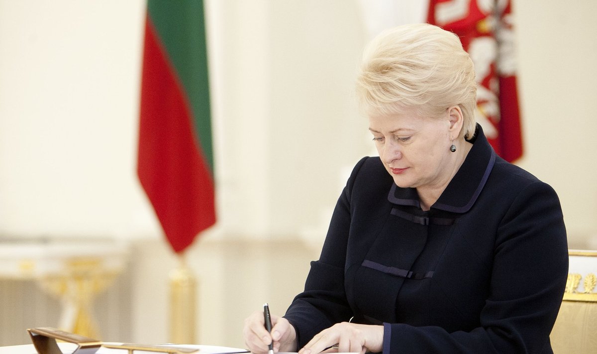Dalia Grybauskaitė sings a document