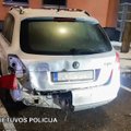 Girto vyro siautėjimas sostinėje: pavogė kambarioko „VW Caddy“ ir važinėdamas rėžėsi į 5 automobilius