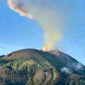 Indonezijoje išsiveržęs ugnikalnis išspjovė beveik kilometro aukščio dūmų ir pelenų stulpą