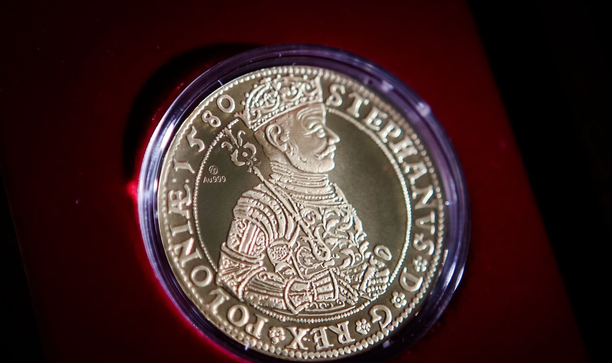 Auksinių monetų su Stepono Batoro atvaizdu pristatymas