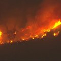 Kalifornijoje siaučia ugnies tornadai: evakuojami žmonės, sudegė legendinė užeiga