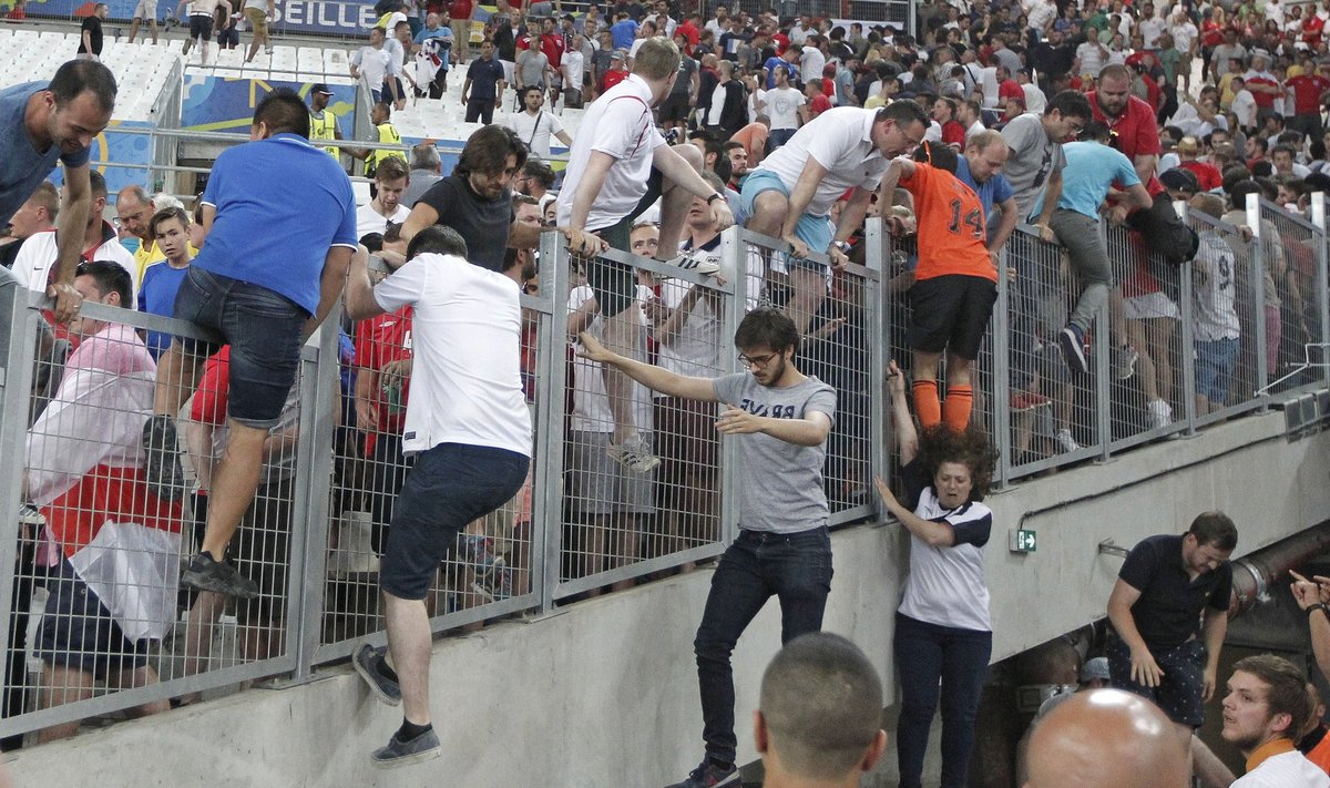 Rusų ir anglų futbolo sirgalių susirėmimai Prancūzijoje