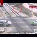 Izraelyje kameros užfiksavo, kaip ant bėgių atsigulusi moteris, pravažiavus traukiniui, atsistojo ir nuėjo