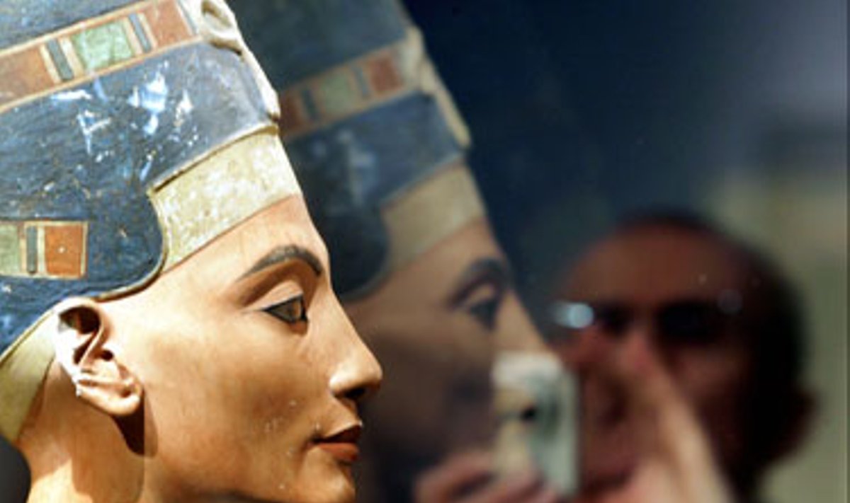 Lankytojas fotografuoja Egipto karalienės Nefertitės biustą ekspozicijoje Berlyne. 