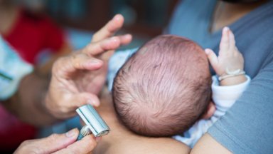 Ar iš tiesų nuskutus pirmuosius kūdikio plaukus ataugs tvirtesni? Mokslininkai pateikė savo verdiktą