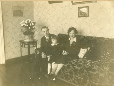 Juozas Tūbelis su žmona Jadvyga ir dukterimi Marija namuose. Kaunas, 1928 m. A. Baltuškaitės arvhyvas.
