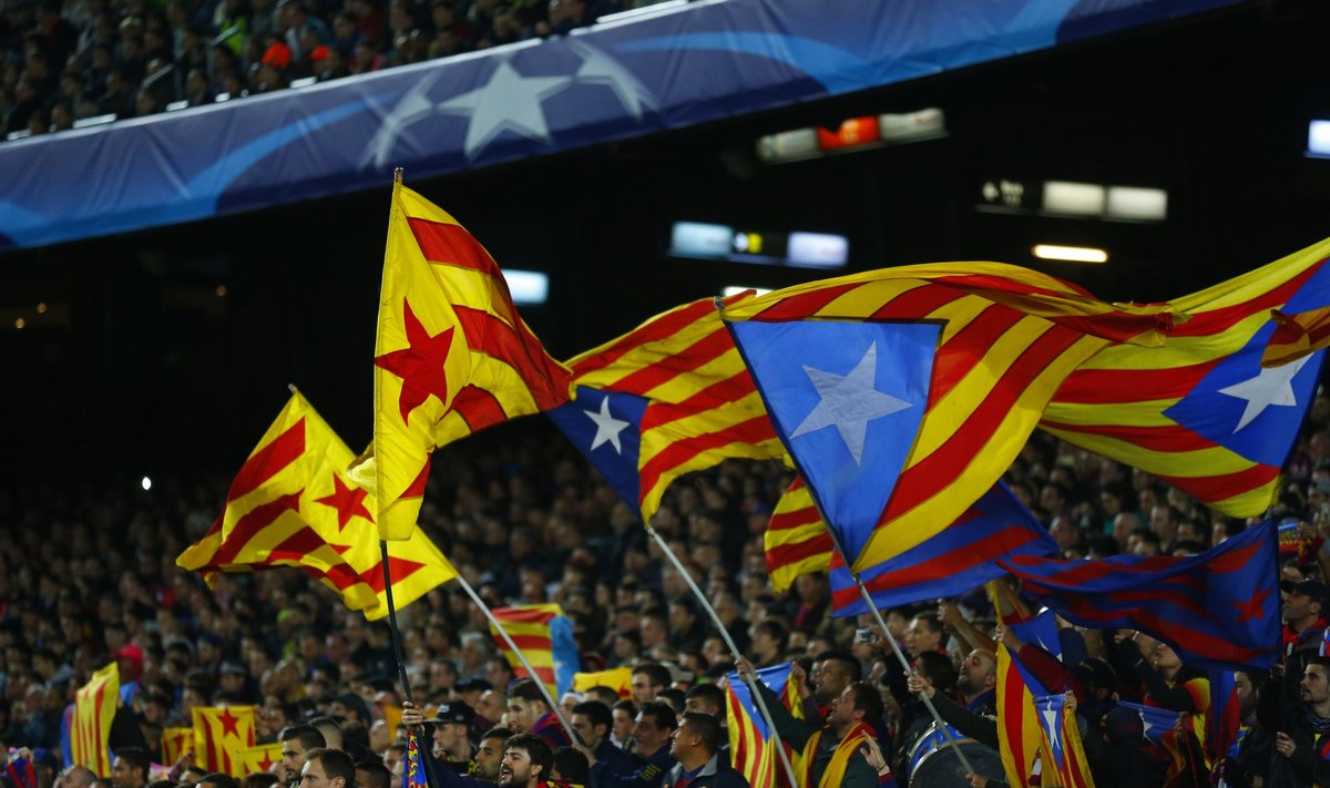 Estelada vėliavos "Barcelona" klubo fanų rankose