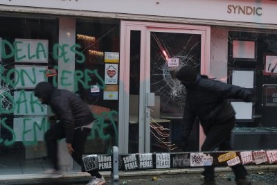 Prancūziją antrą dieną paralyžiuoja masinis streikas, baiminamasi smurto proveržio