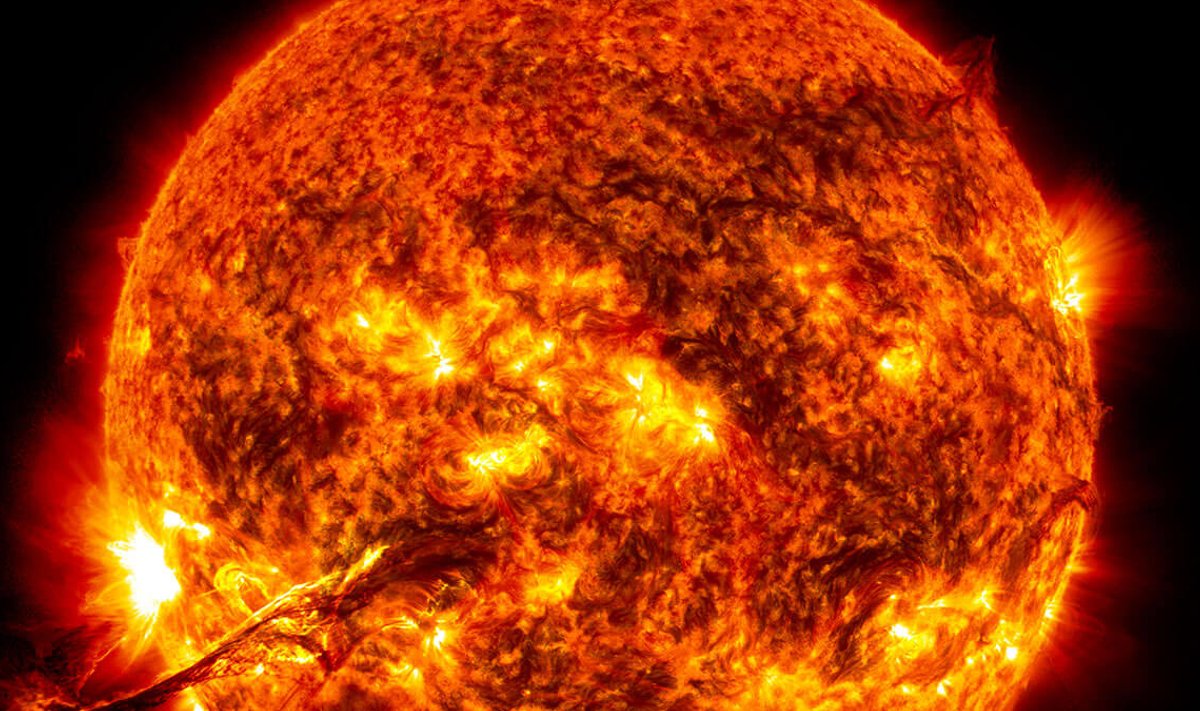 Saulės dėmės, plazmos išsiveržimai ir geomagnetinės audros. NASA/ESO nuotr.
