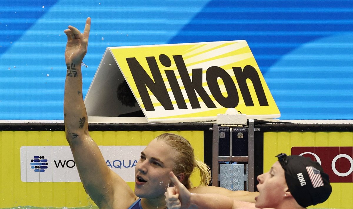 Rūta Meilutytė ir Lilly King po 100 metrų plaukimo krūtine finalo Fukuokoje