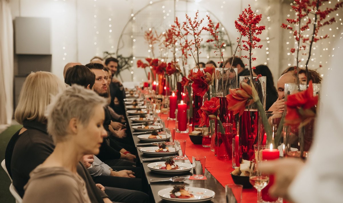 Svečiai prie ilgojo raudono draugų vakarienės stalo (Mona Avik nuotr.)