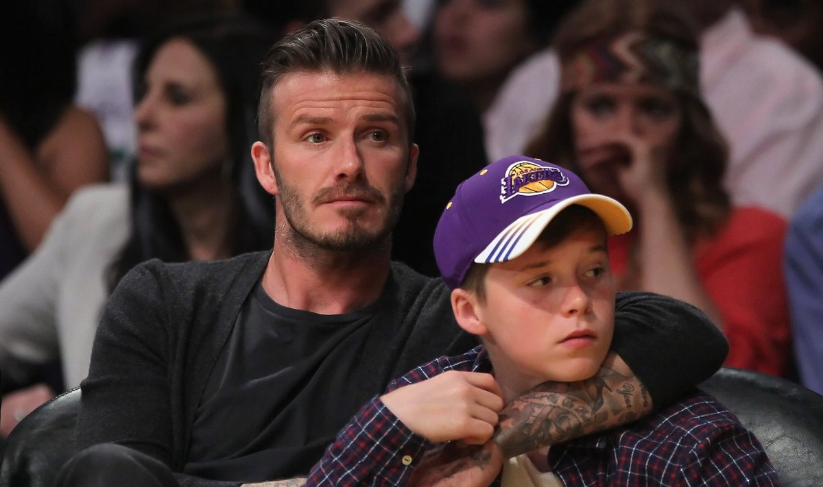 Davidas Beckhamas su sūnumi Brooklynu stebi mačą Los Andžele