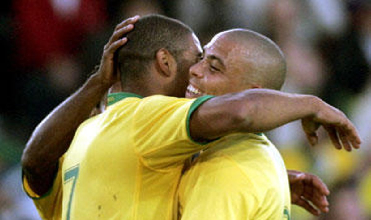 Adriano ir Ronaldo džiaugiasi įvarčiu