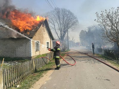 Didžiulės pajėgos kovojo su gaisru Šalčininkų rajone: sudegė 14 pastatų