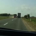 „Šlitinėjantis“ sunkvežimis gąsdino vairuotojus