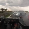 „Mercedes-Benz“ vairuotojas per plauką nesukėlė avarijos: paklydęs įvažiavo į lenktynių trasą
