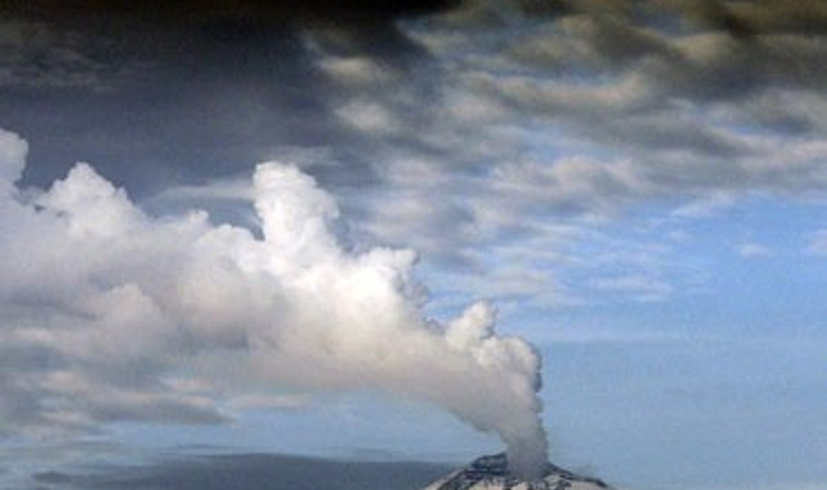 Dūmai rūksta iš Popoketeplo vulkano netoli Pueblos (Meksika) miesto.
