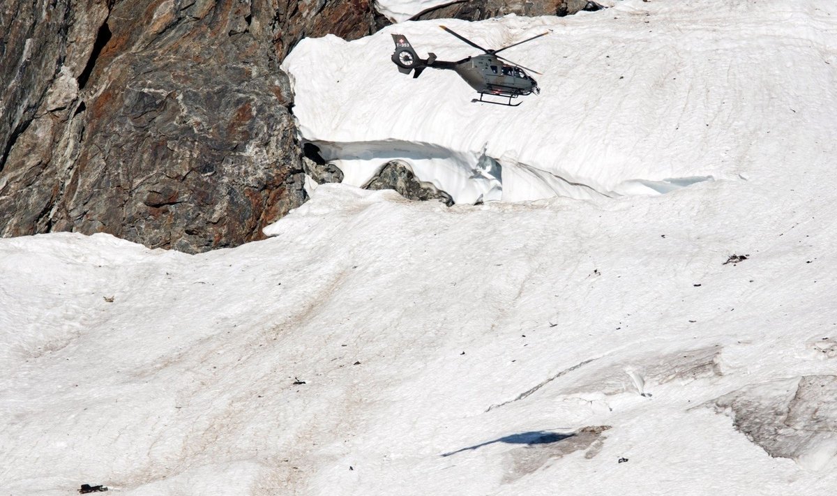 Šveicarijoje rastas negyvas Alpėse nukritusio karo lėktuvo pilotas