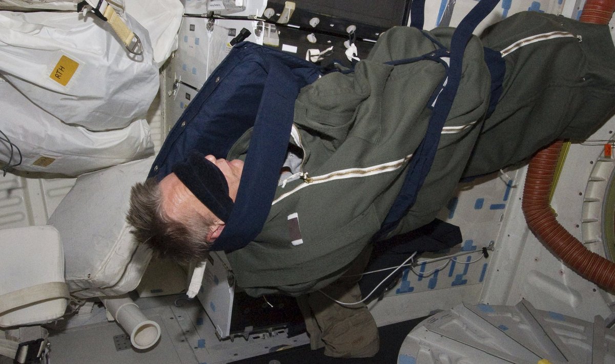 Astronautas Piersas Sellersas ilsisi savo miegmaišyje