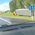 Avarija magistralėje Vilnius-Kaunas-Klaipėda: sudaužytas BMW, o sunkvežimis – nulėkė nuo kelio