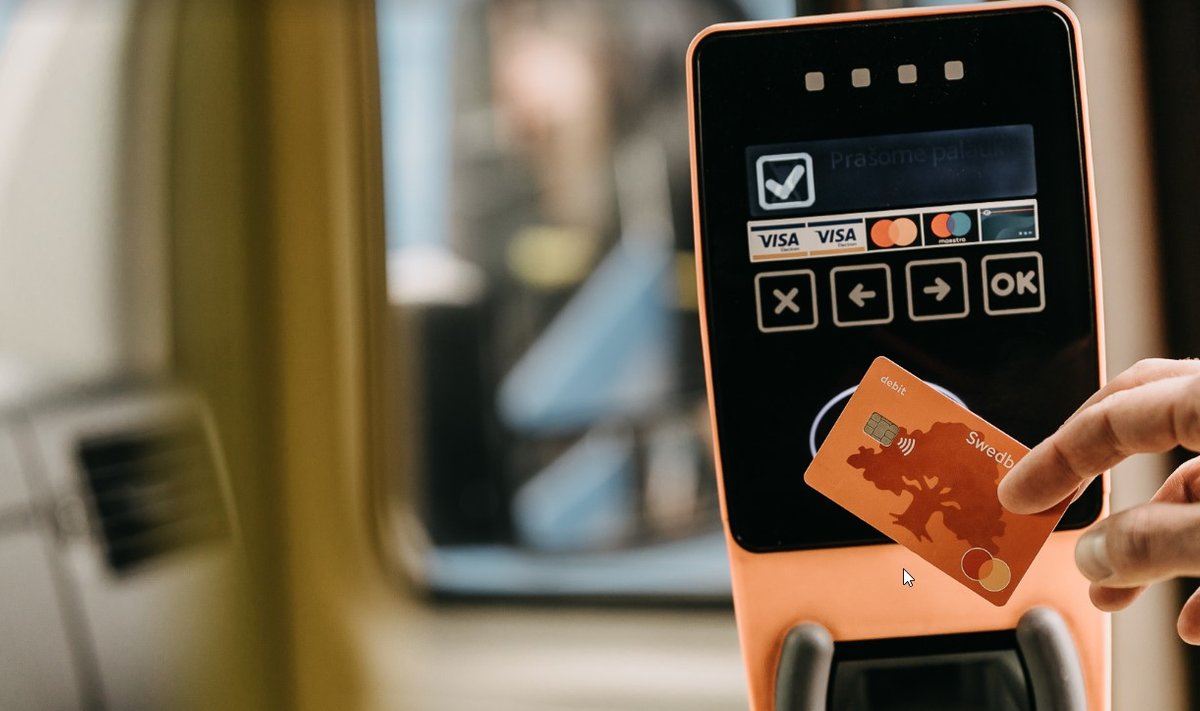 Klaipėdos viešajame transporte jau galima atsiskaityti banko kortele