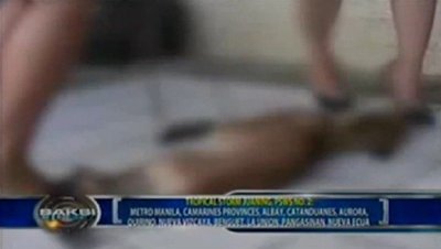 Retušuotas  „traiškymo“ vaizdo įrašo stopkadras / Filipinų žinių „Saksi“ reportažo stopkadras