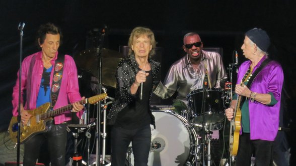 „Rolling Stones“ iš koncerto programos išbraukė ginčų sukėlusį hitą: kritikai dainą vadina rasistine ir seksistine
