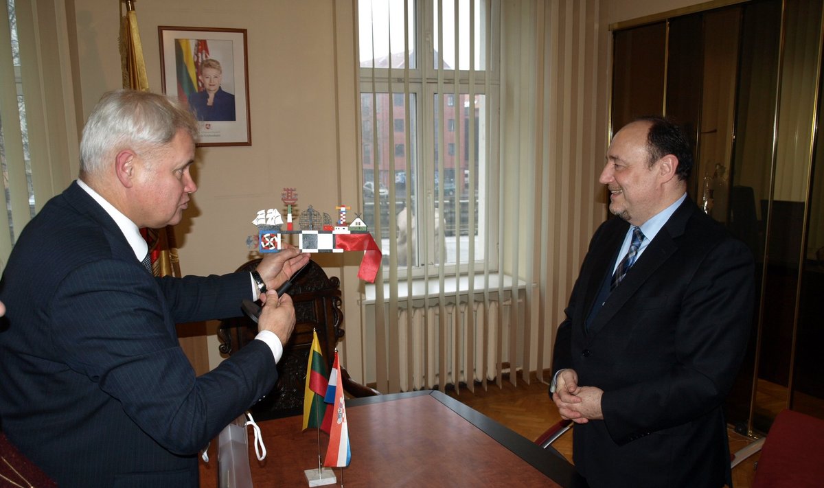 Klaipėdos meras V. Grubliauskas ir Kroatijos Respublikos ambasados biuro Vilniuje vadovas, ambasadorius D. Vidiš.
