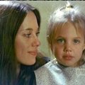 A. Jolie apie prieš septynerius metus mirusią mamą: nuolat jaučiu ją šalia