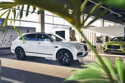 "Bentley Bentayga Hybrid"