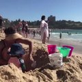 Tvyrant karščiui Sidnėjaus gyventojai plūsta į paplūdimius