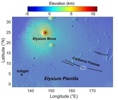 Elysium Planitia, neseniai vykusio sprogaus vulkanizmo regionas (baltas plotas) ir NASA InSight planeteigis. Matoma Elysium Mons, ugnikalnis, nuo pagrindo iškilęs beveik 13 kilometrų.NASA/MOLA Science Team nuotr.