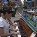 Niujorko gatves užtvindė pianinai
