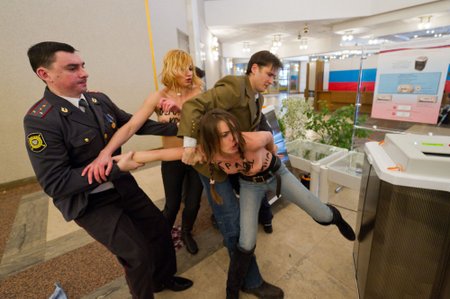 Femen aktyvistės sukėlė sąmyšį rinkimų apylinkėje Rusijos mokslų akademijos pastate sostinės Lenino prospekte