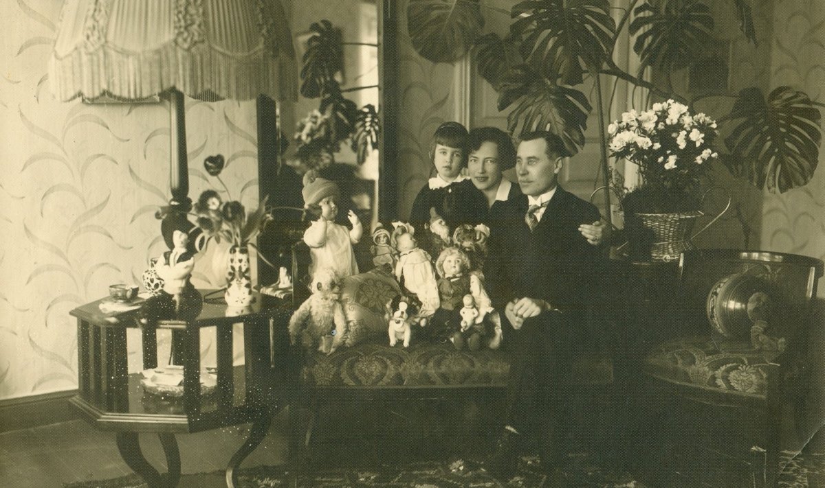 Juozas Tūbelis su žmona Jadvyga ir dukterimis Marija namuose. Kaunas, 1929 m. A. Baltuškaitės archyvas